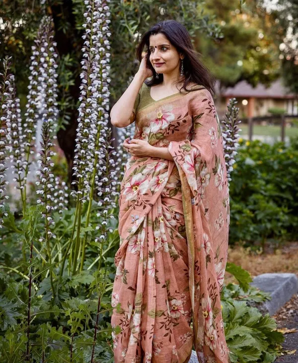 Linen_Saree_with_Digital_Print_and_Unstitched_Blouse_Piece
